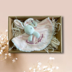 Мека играчка за гушкане зайче с надпис в подаръчна кутия