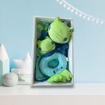 Комплект за бебе момче - Играчка жабка с надпис и дрънкалка