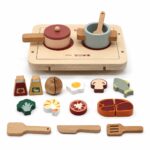 Детски Дървен Кухненски Комплект GINGER HOME с Котлон, Съдове, Прибори и Храни за Рязане, Натурално Дърво, 22x18x4 см